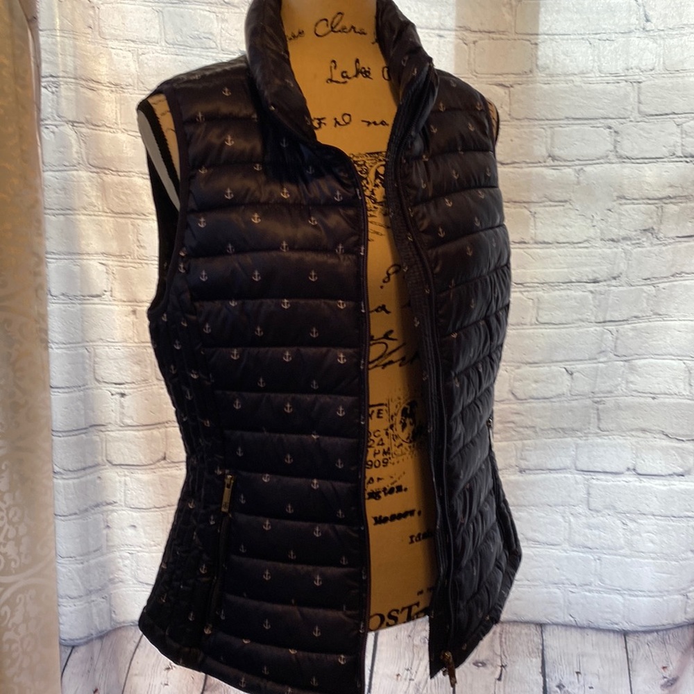 Women Tommy size M puffer vest. NWT